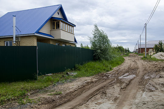 Сам участок непростой: овраги, заболоченности. Пытались откачивать воду, насос выходил из строя, ломался ковш. Много времени ушло