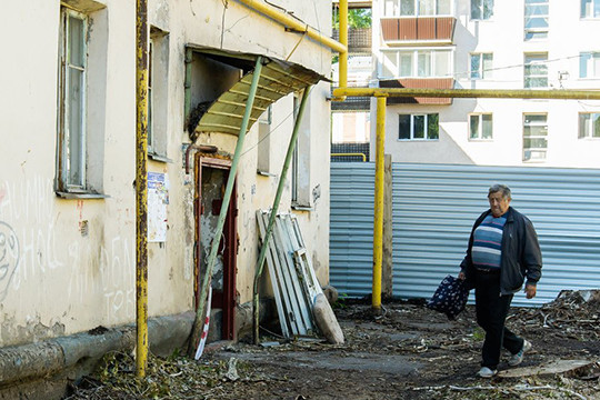 С опережением в РФ идет программа расселения аварийного жилья — на 121% по площади и на 136% по числу переселенцев, 33 региона программу этого года уже выполнили