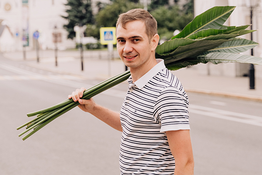32-летний Ильназ Тимербаев вместе с братом Ильдаром более пяти лет развивают сеть цветочных магазинов с сервисом доставки под брендами «Ботаника» и «Многороз»