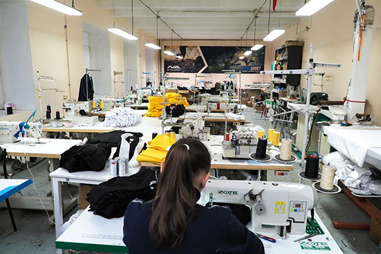 «До запуска швейного производства мы занимались поставками из Китая, работали с разными поставщиками из Поднебесной. Тогда набили немало шишек и усвоили несколько важных уроков»
