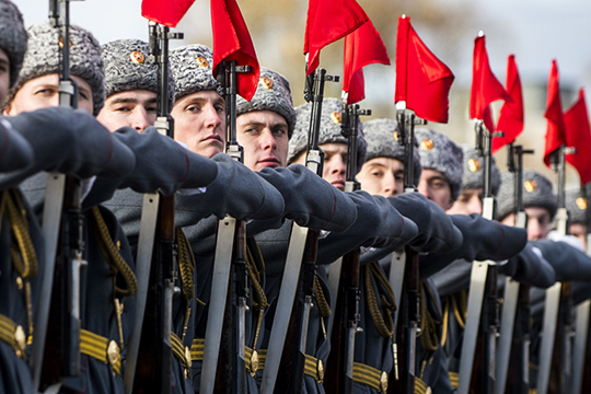 Наиболее существенной трансформации подвергнут российскую армию. Помимо сокращения на 100 тысяч человек штатной численности Вооруженных Сил, будет увеличена выслуга лет, отменена индексация военных пенсий