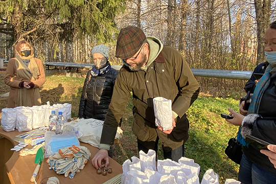 На первой точке маршрута журналистам предложили осмыслить дистанцию между дикой природой и городским пространством. Здесь, на бывшей территории котельной, происходил посев дикоросов