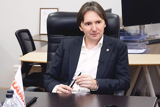 «На мой взгляд, секрет только один — в любой ситуации нужно оставаться человеком. Это должно отражаться во всем, в том числе и в отношении к людям, коллегам, партнерам и клиентам»