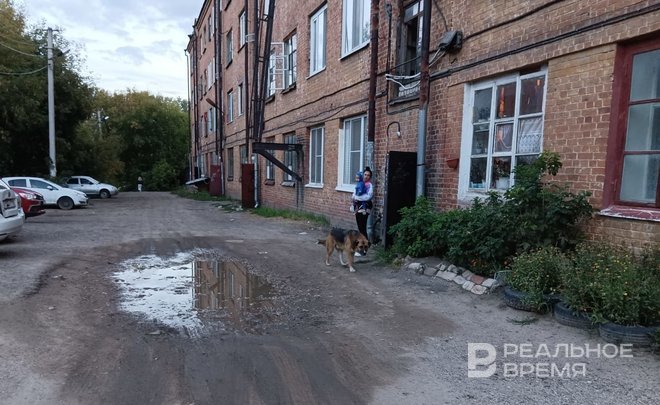 «Соседка не дождалась»: жильцы аварийной малоэтажки Казани годами требуют расселения