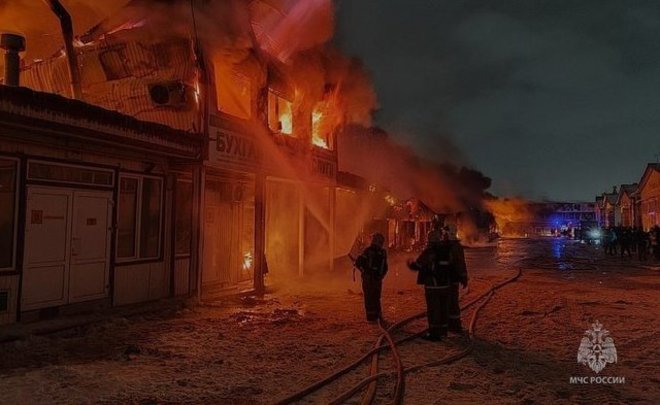 «Убытки — сотни миллионов, а может, миллиарды»: торговцы погибшего в огне авторынка Челнов надеются на мэра